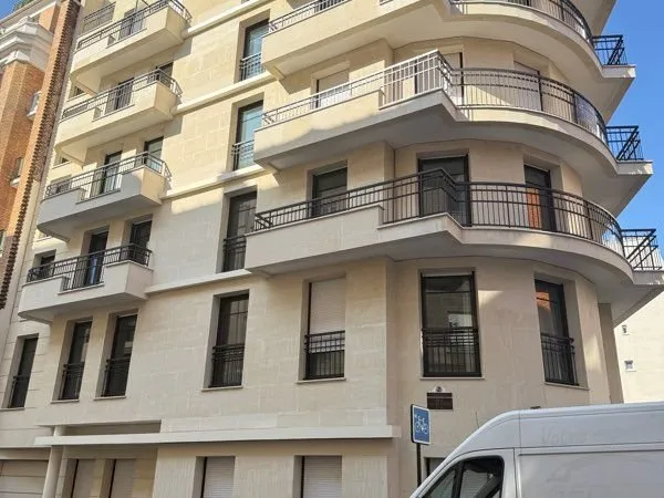 Grand parking à louer