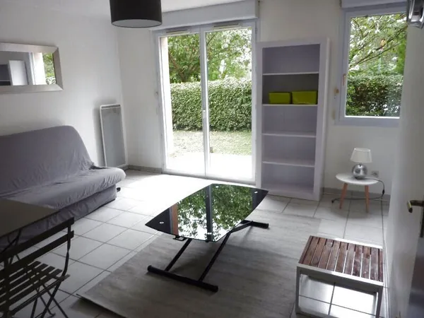 TOURNEFEUILLE, bel appartement T1 meublé avec jardin privatif.