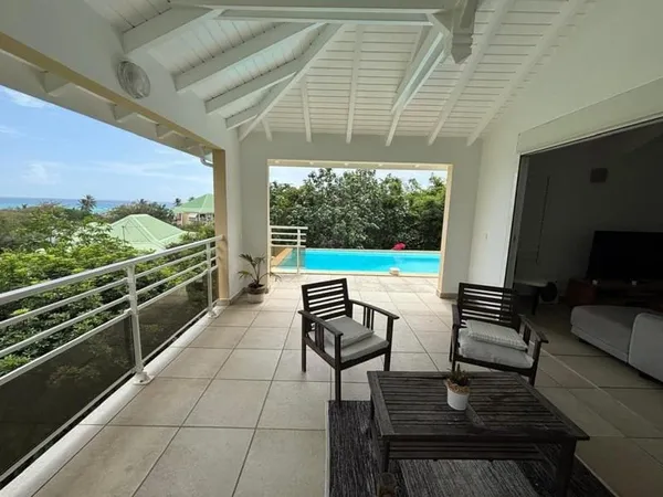 VILLA MEUBLEE VUE MER AVEC UN ACCES À LA PLAGE
