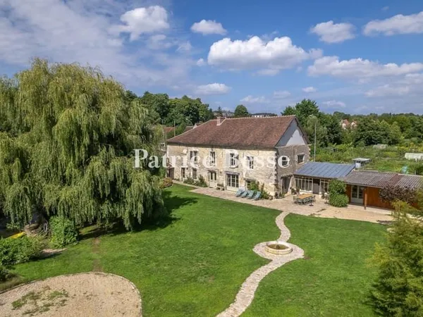 À 35 min au nord de Paris, et 20 min de de Roissy-Charles-de-Gaulle, un ancien moulin du 16e s. Et s