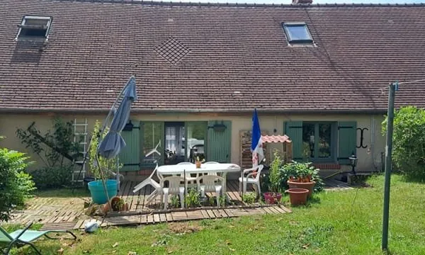 LONGERE avec cuisine équipée, 3 chambres