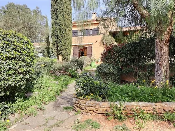 A BANDOL, Grande Maison de 240m2 sur un terrain de 1500m2