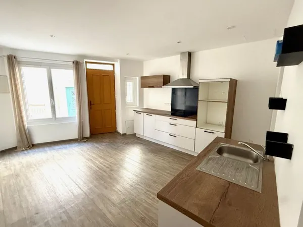 Nathalie SINARD vous présente en EXCLUSIVITE à VALREAS une MAISON DE VILLE sans travaux de 70m2 avec