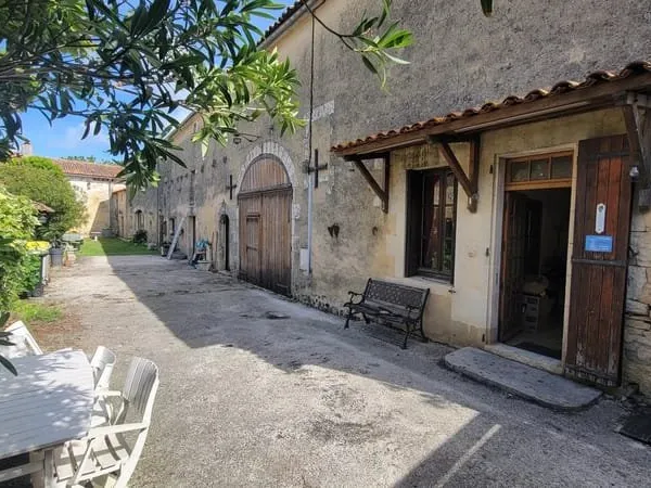 Ancien relais de poste offrant deux habitations et des dépendances, le tout sur 1270m² de terrain.