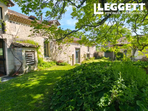 Bel ensemble immobilier sur 20 ha avec deux maisons et un gite ,dépendances et préau..