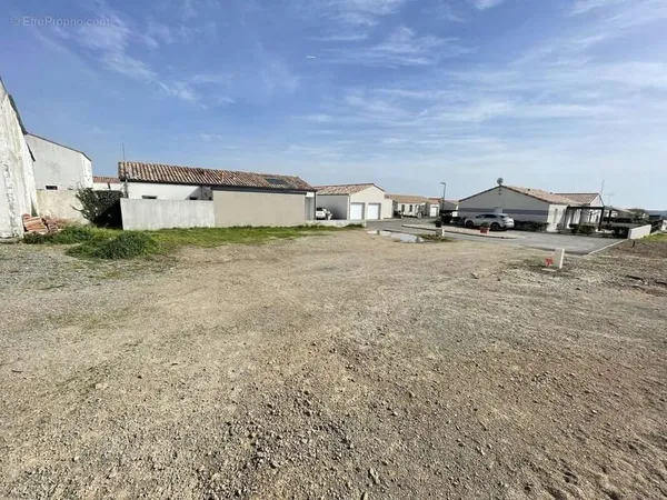 Terrain à bâtir de 350 m² à BREM-SUR-MER (85)