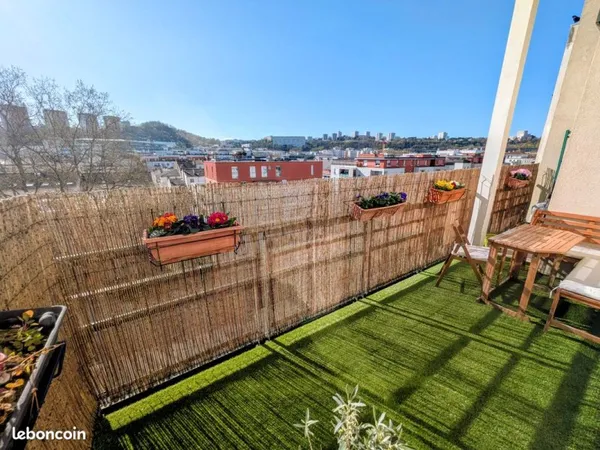 T4 86 m² lumineux, traversant et vue dégagée - Place Valmy - Grand balcon