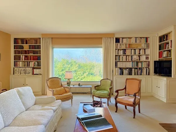 Maison d'architecte au sein d'un parc arboré avec 5 chambres, court de tennis, dépendances