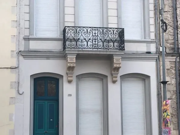 Maison de caractère avec cour, garage et beaux volumes