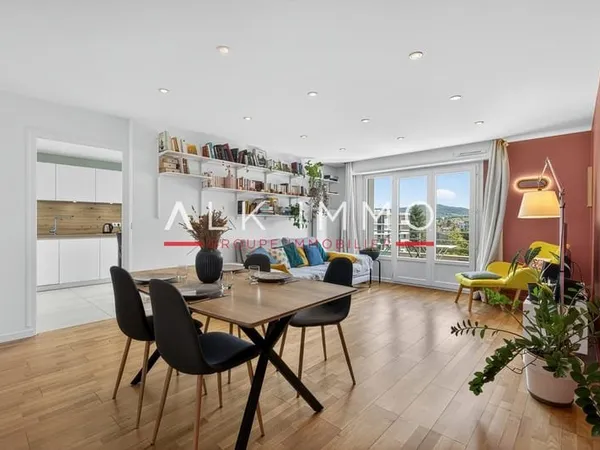 Appartement intégralement rénové en étage élevé