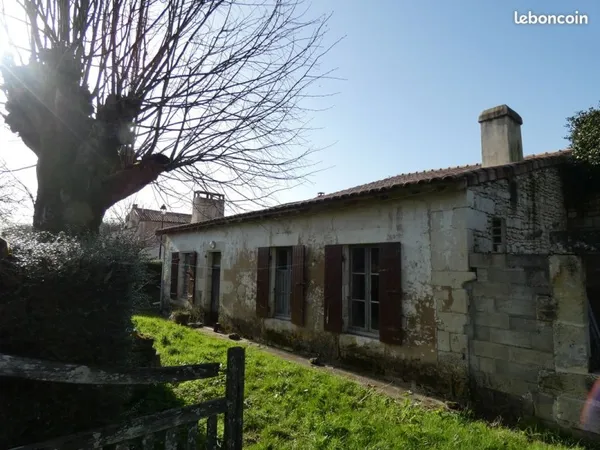 Saint dizant du gua- maison charentaise a renover avec deux granges :