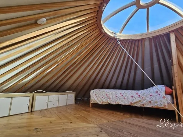 Une jolie yourte, une grande terrasse, assainissement écologiqu