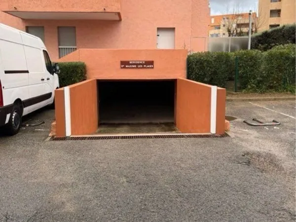 Garage boxe fermé sécurisé non inondable sainte maxime