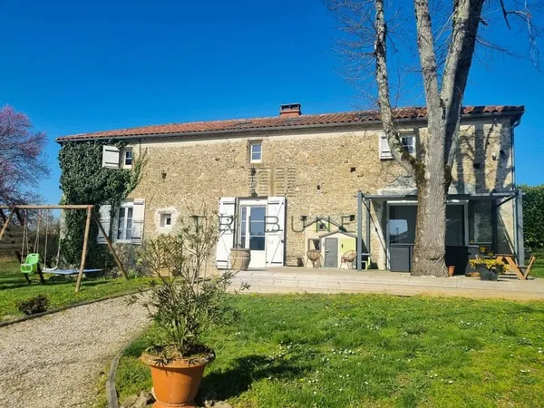 Belle propriété avec dépendance, piscine, et parc arboré.