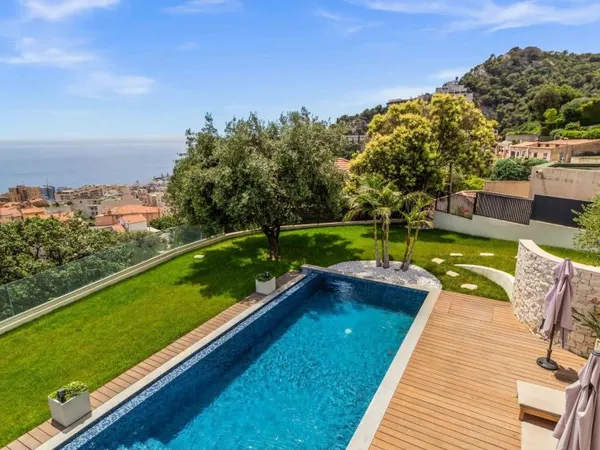 Villa contemporaine entièrement rénovée avec vue mer panoramique
