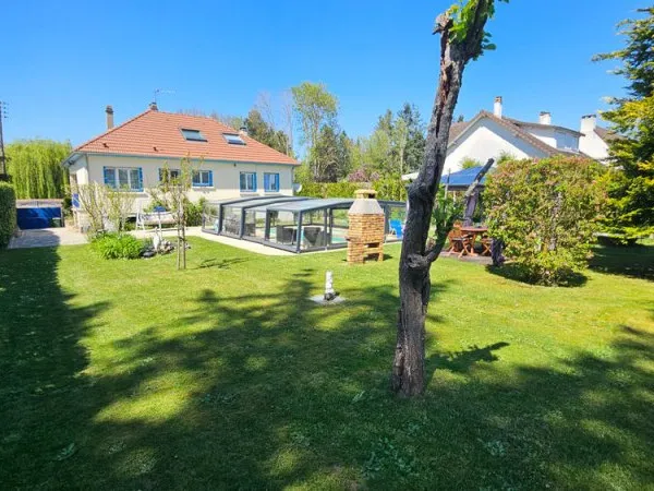 MAISON BEAU JARDIN PISCINE COUVERTE ET SOUS-SOL TOTAL