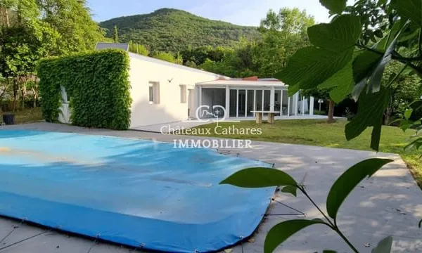 Villa rénovée de plain pied sur 1900 m² de terrain - Puilaure