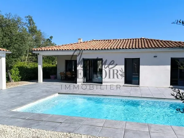 Villa contemporaine 130 m2 habitables avec piscine et dépendance, au calme non isolée, entre Uzès et