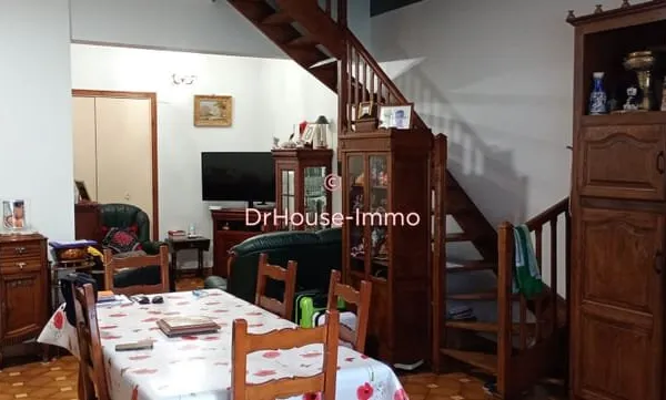 Bordeaux ORNANO proche de toutes les commodités A vendre maison saine 5 chambres avec une cave et ja