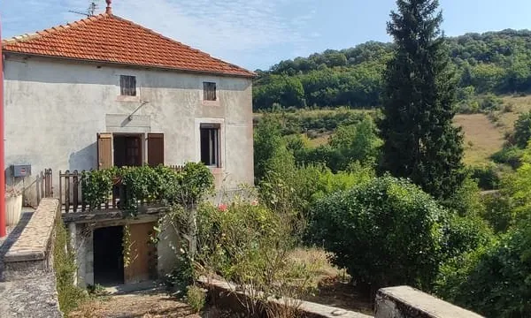 Maison de village avec 4 chambres, lumineuse avec jardin, à 20 min de Villeneuve et 15 min de Montai
