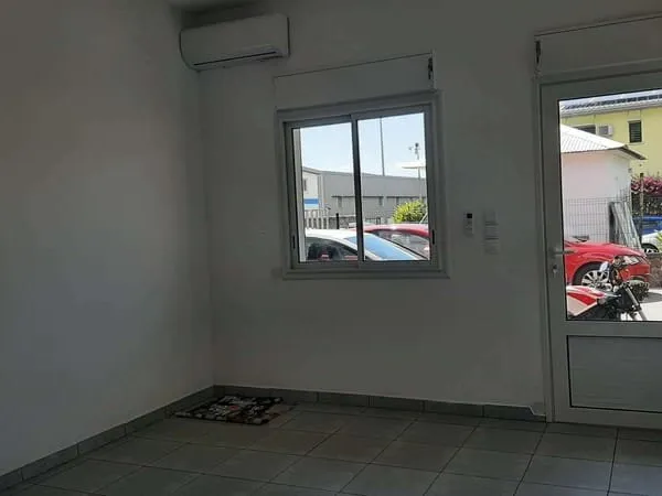 A LOUER LOCAL DE 15M2 STE SUZANNE