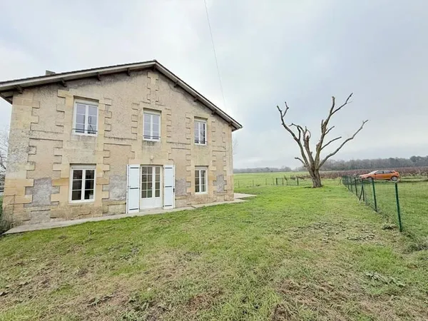 A LOUER MAISON DE TYPE 4 AVEC GARAGE ET JARDIN - SECTEUR PUGNAC