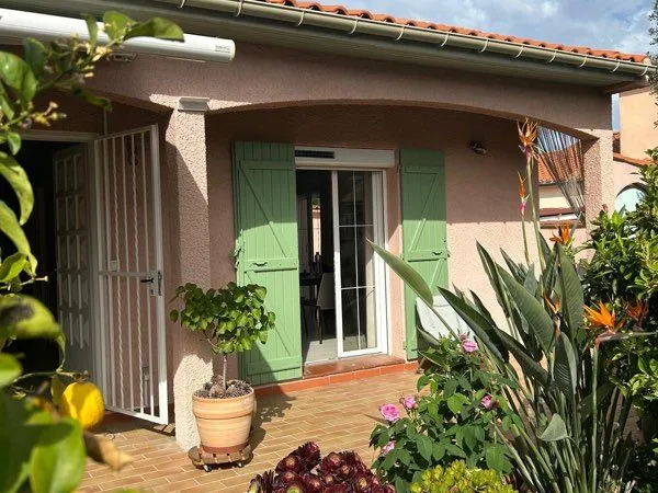 Au village Maison rénovée / climatisée / 3 faces/ piscine, mitoyenne par le garage