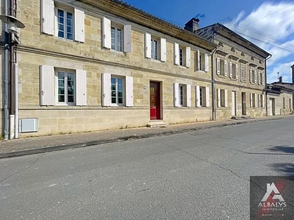 Maison pierre de 230 m2 avec jardin et garages.