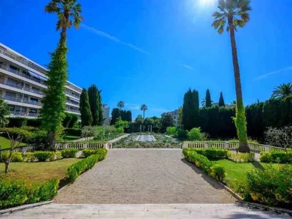 Nice Cimiez  – Résidence de standing avec gardien  – Appartement rénové, vendu meublé et déjà loué
