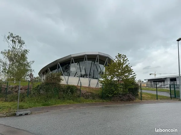 Local commercial 596 m² MABLY