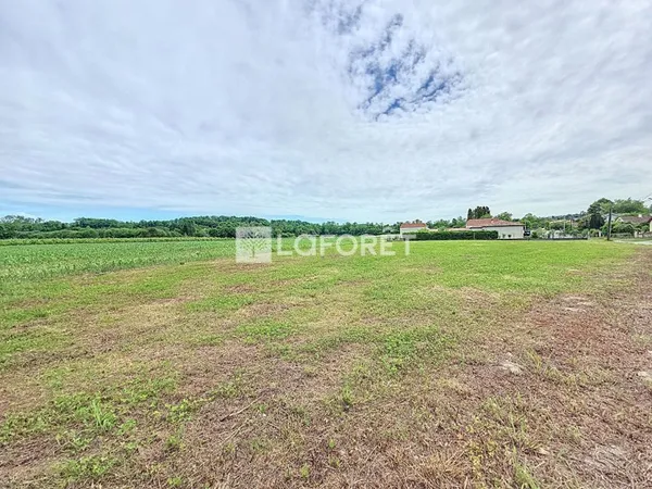 Terrain 821 m²