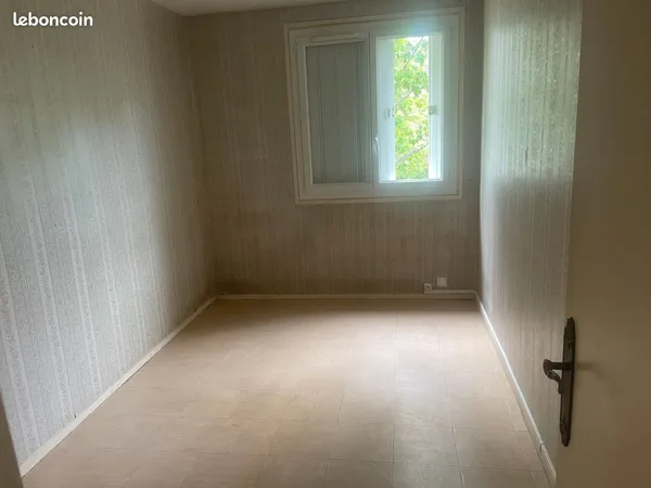 Une chambre à louer dans un T3