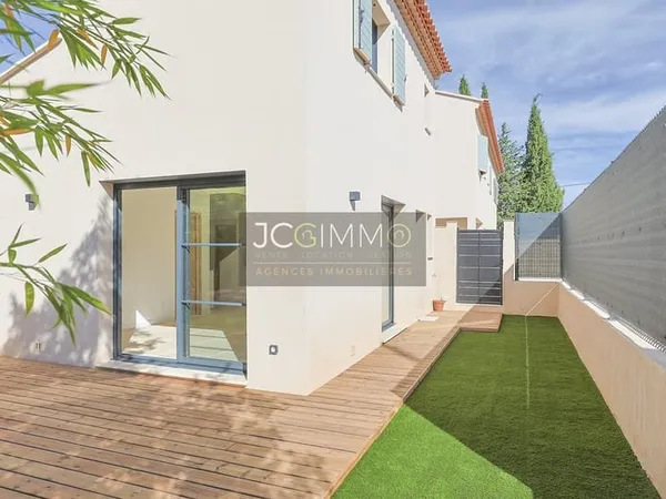 Villa neuve de 70m2 habitables T3 avec garage sur un terrain de 241m2.