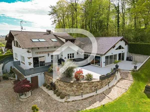 Maison 8 pièces 330 m²