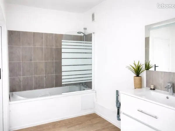 T3 lumineux 75 m2 avec balcons, garage-chauffage