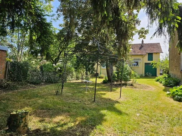 Maison de ville de plain-pied 62m² + garage , grand hangar terrain 1300m²