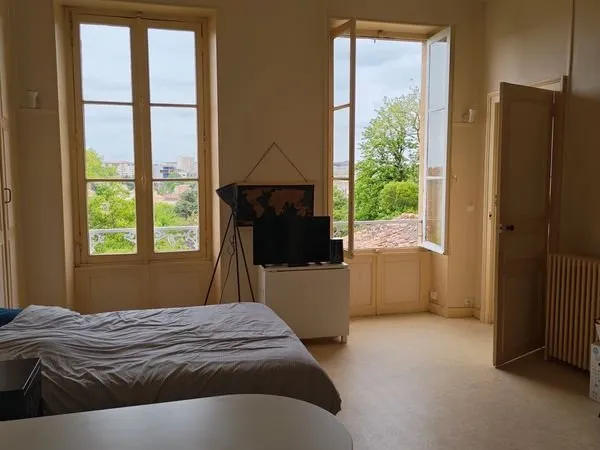 Studio 25 m2 entre la brèche et gare SNCF