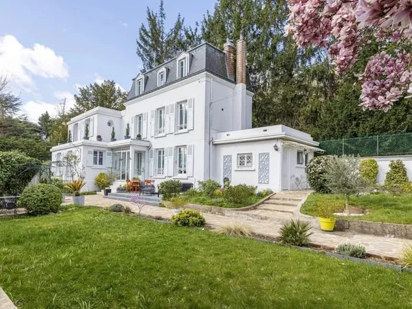 Maison familiale au charme intemporel - Vue dégagée - Prox