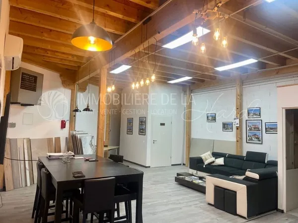 Local commercial avec showroom et bureaux à vendre