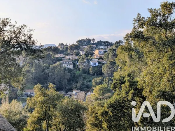 Terrain 740 m²
