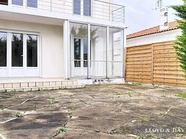 MAISON de ville composée de 2 apt