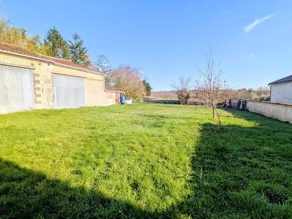 Anciens bâtiments et petite maison à renover sur un terrain avec vue exceptionnelle