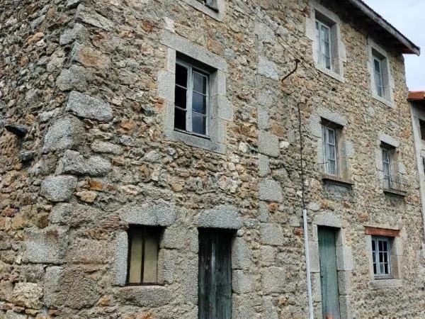 Celles sur Durolle (63250) Ensemble immobilier Maison (+/-160m2) + grange (+/- 270m2) + terrain cons
