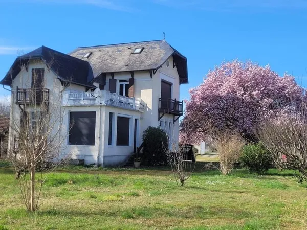 Jolie maison ancienne avec grand terrain et piscine