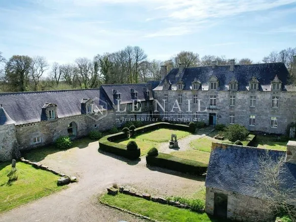 Dans un environnement verdoyant, un manoir avec un fort potentie