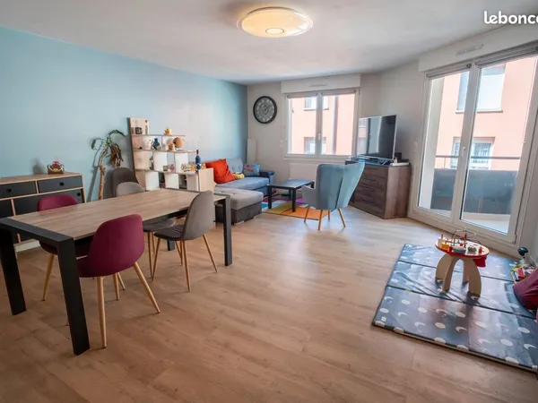 Appartement 4 pièces de 98 m2 avec terrasse, Cronenbourg quartier Saint Florent