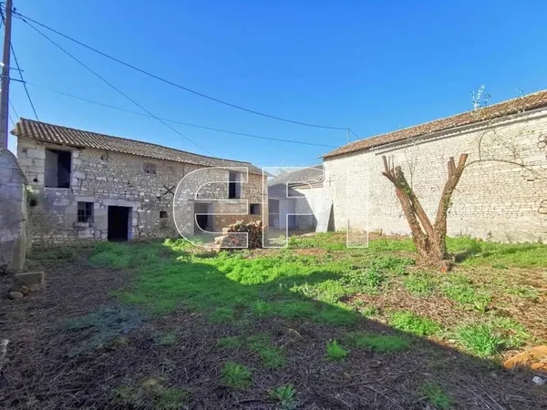 Réf 8143. Faye-la-Vineuse. Deux corps de bâtiment en pierre et
