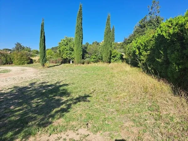 Terrain 570 m²