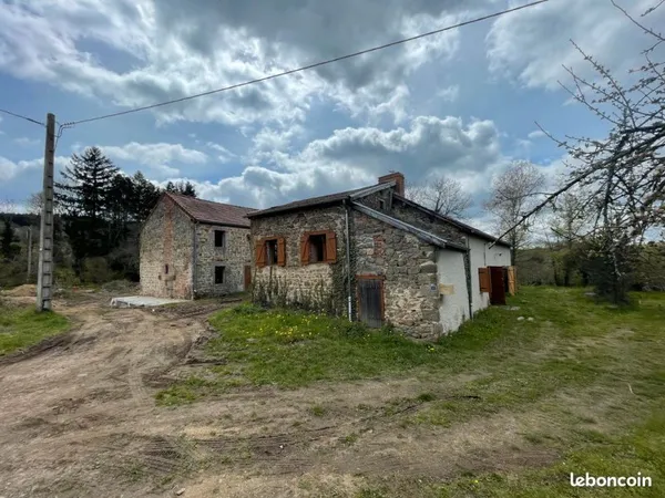 Bâtiments et granges en pierre à rénover avec grand terrain [A vendre]