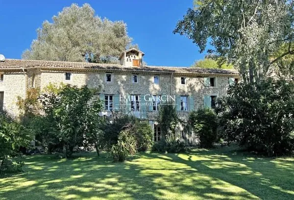 Sud Luberon - Grande demeure à vendre bordée par un ruisseau